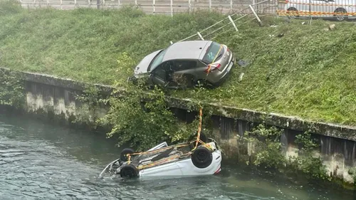 Une voiture tombe à l’eau après un accident